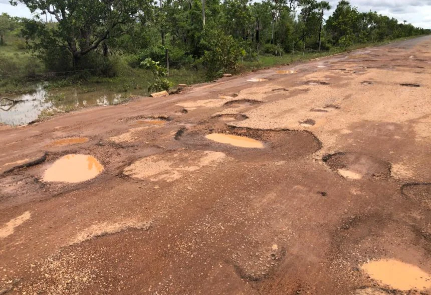 Moradores e motoristas reclamam do descaso com a via