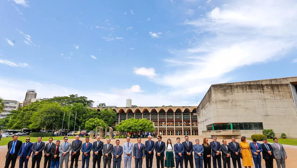 Políticos na cerimônia do ano legislativo da Alepi