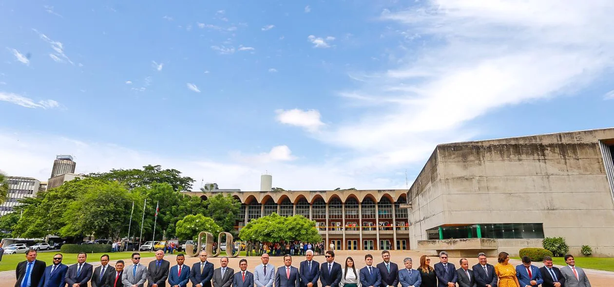 Políticos na cerimônia do ano legislativo da Alepi
