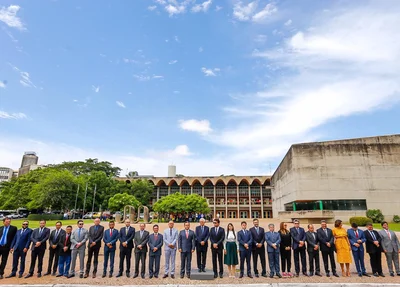 Políticos na cerimônia do ano legislativo da Alepi
