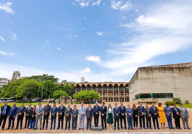 Políticos na cerimônia do ano legislativo da Alepi