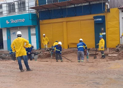 Solo está sendo compactado, após conclusão do reparo na adutora