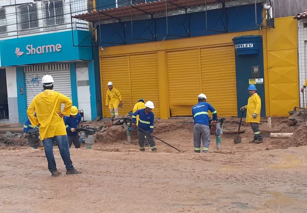 Solo está sendo compactado, após conclusão do reparo na adutora