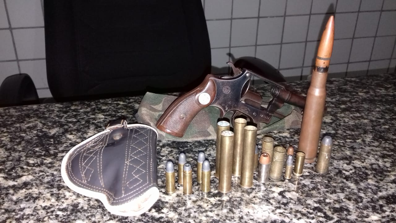 Arma e munições de vários calibres