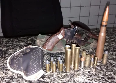 Arma e munições de vários calibres