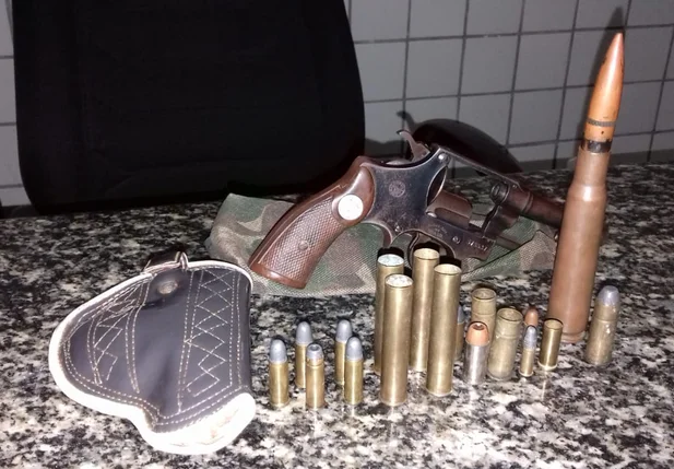 Arma e munições de vários calibres