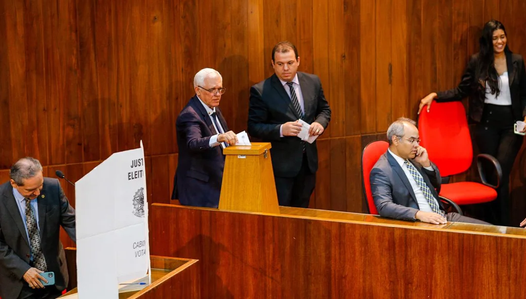 Presidente Themístocles durante votação