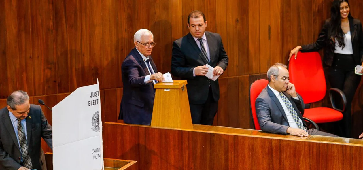 Presidente Themístocles durante votação