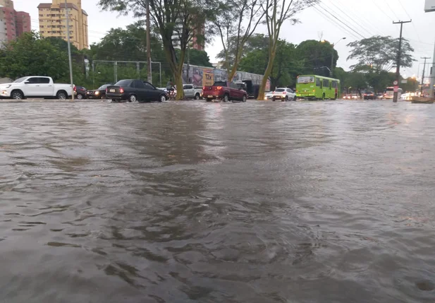 Forte chuva deixa ruas alagadas em Teresina