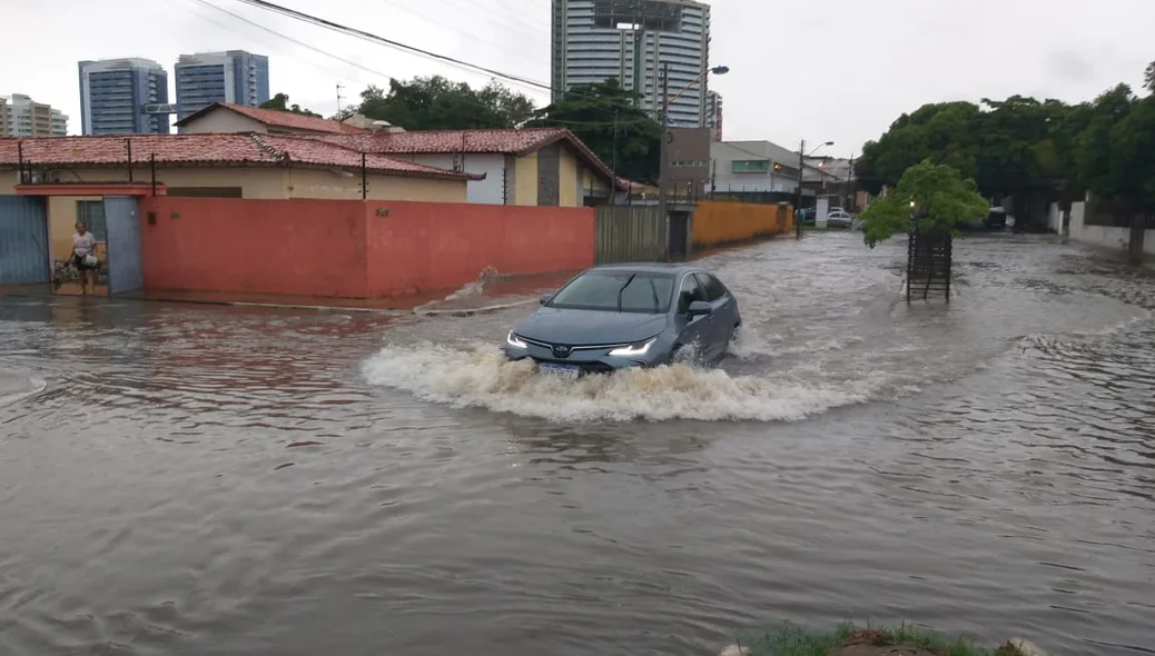 Avenida Pedro Almeida alagada