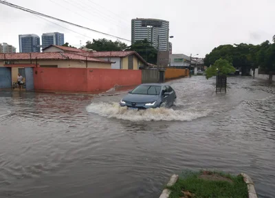 Avenida Pedro Almeida alagada