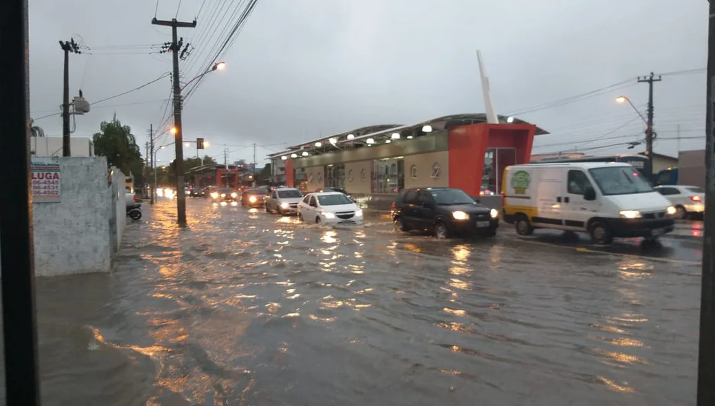Avenida Presidente Kennedy alagada