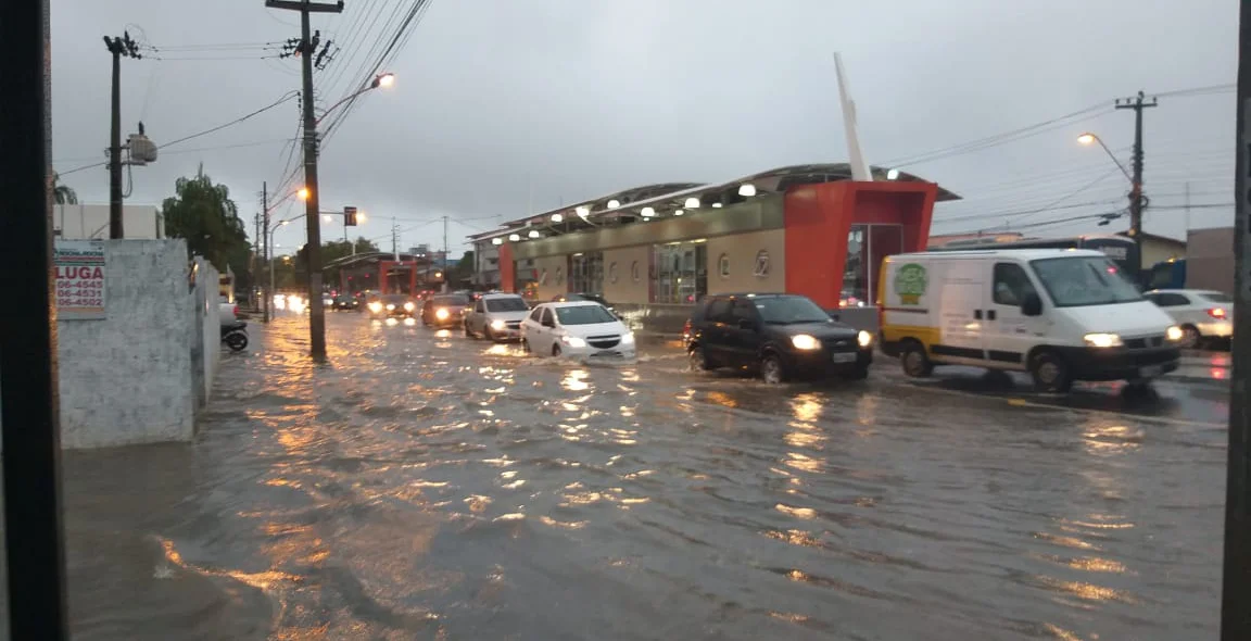 Avenida Presidente Kennedy alagada