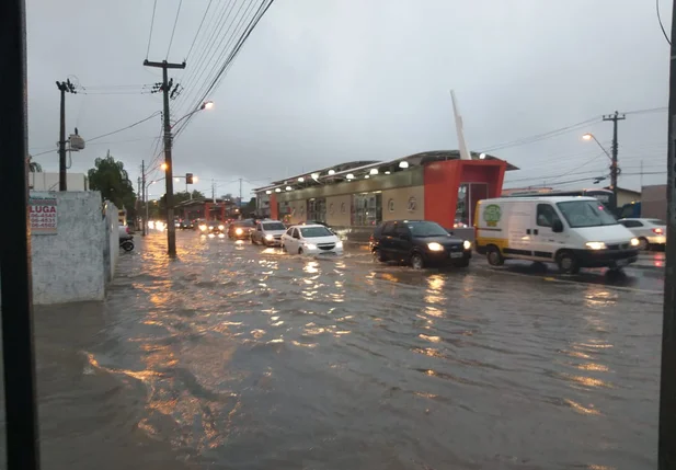 Avenida Presidente Kennedy alagada