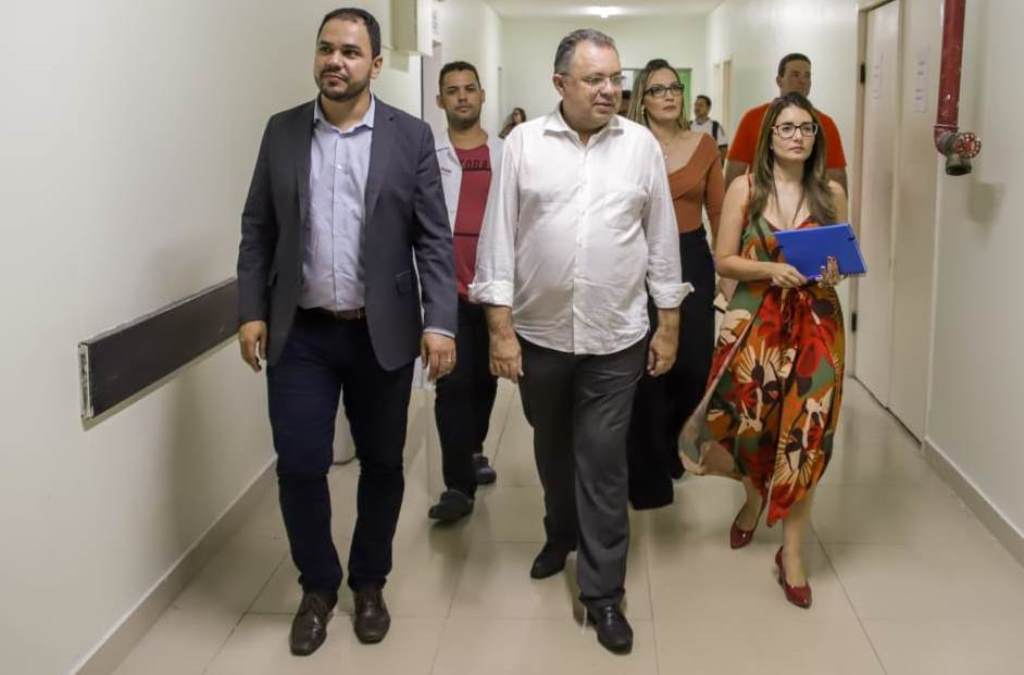 Florentino Neto vistoria Hospital Justino Luz