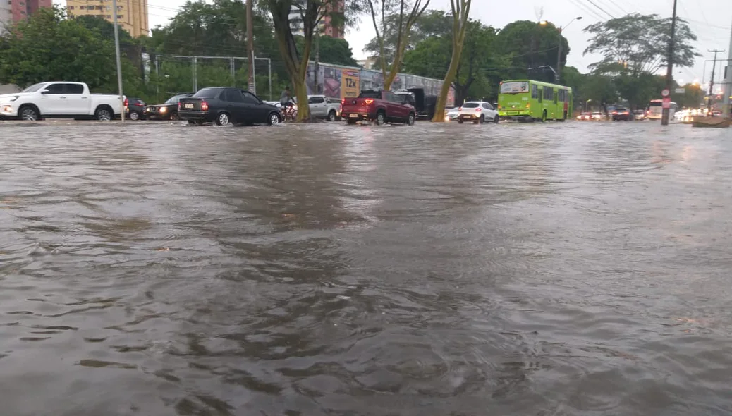 Os carros usam somente uma pista da avenida