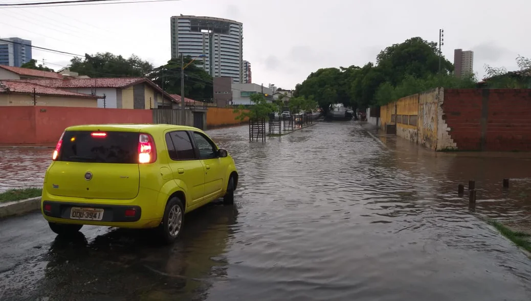 Veículo parado após forte chuva