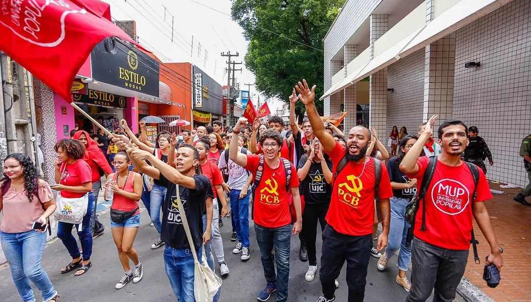 Estudantes manifestam pelas ruas de Teresina