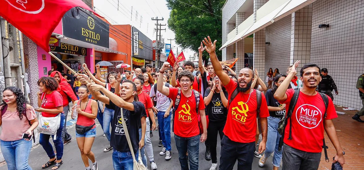 Estudantes manifestam pelas ruas de Teresina
