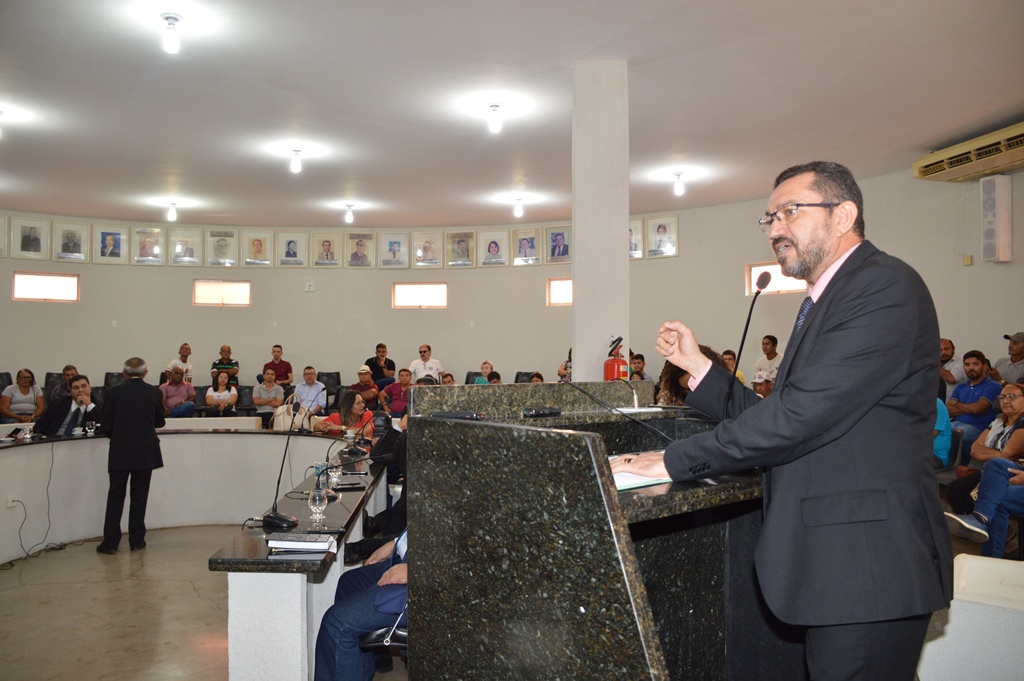 Prefeito Padre Walmir faz a leitura da mensagem anual