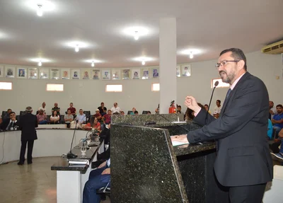 Prefeito Padre Walmir faz a leitura da mensagem anual