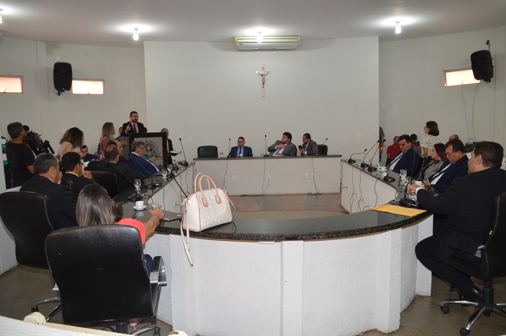 Sessão contou com a presença de 14 vereadores