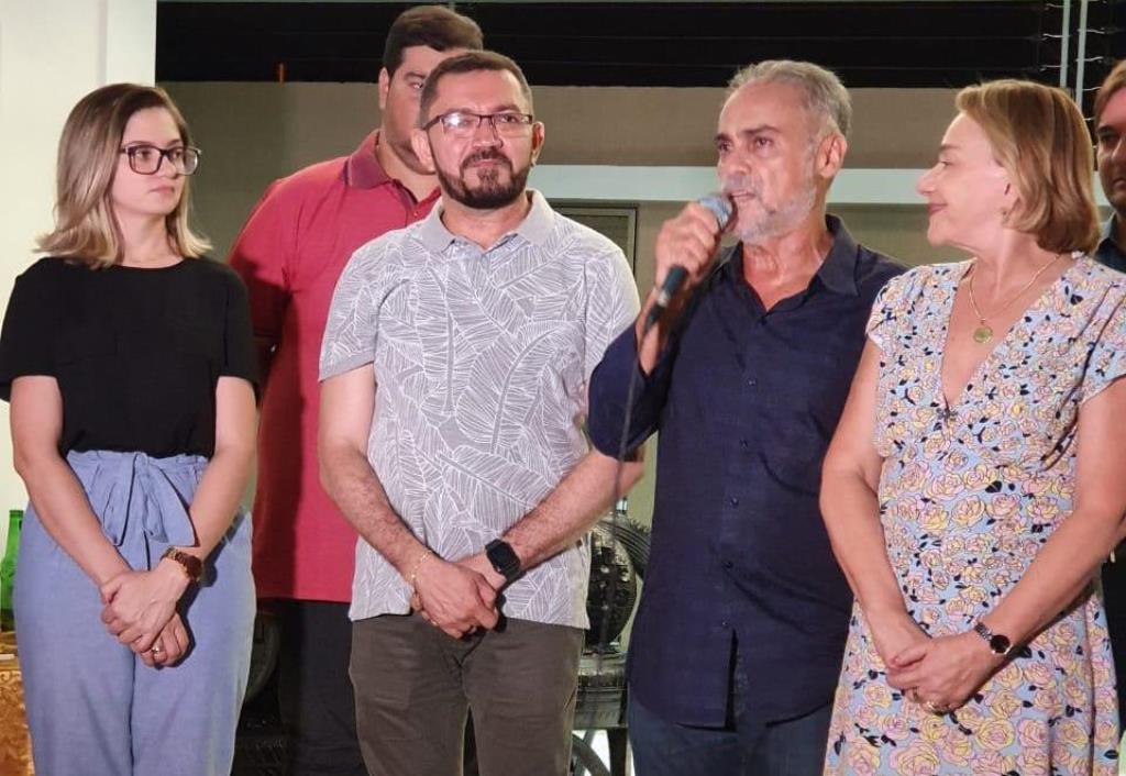 Araujinho discursa durante reunião na casa do Padre Walmir