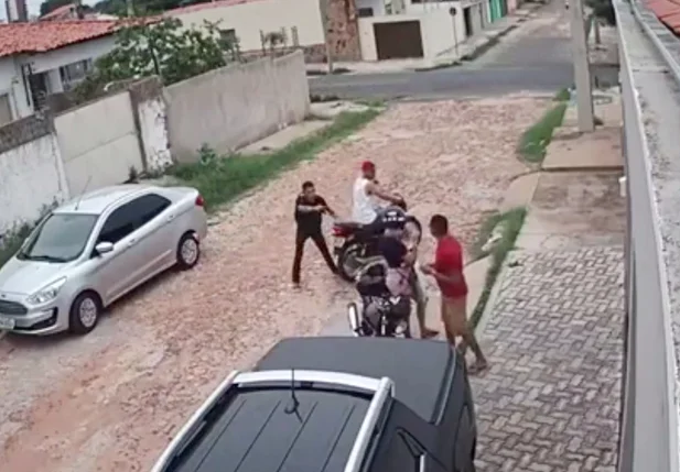 Bandidos assaltam casal 