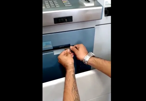 Equipamento instalado no caixa eletrônico