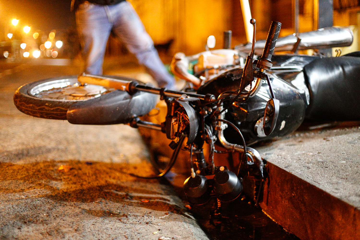 Moto ficou destruída 