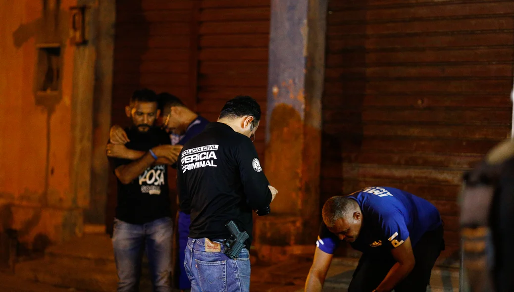 Perícia criminal fazendo os procedimentos 