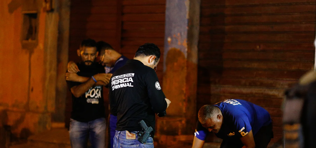 Perícia criminal fazendo os procedimentos 