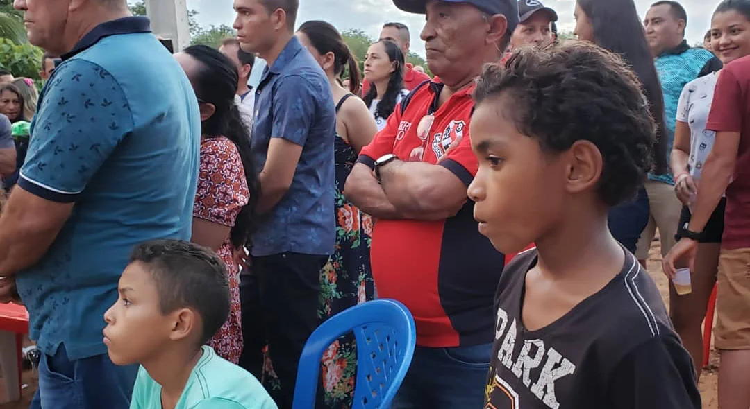 População acompanha inauguração de um poste em Santana do Piauí