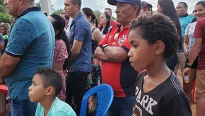 População acompanha inauguração de um poste em Santana do Piauí
