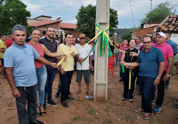 Prefeita Maria José inaugura poste em Santana do Piauí