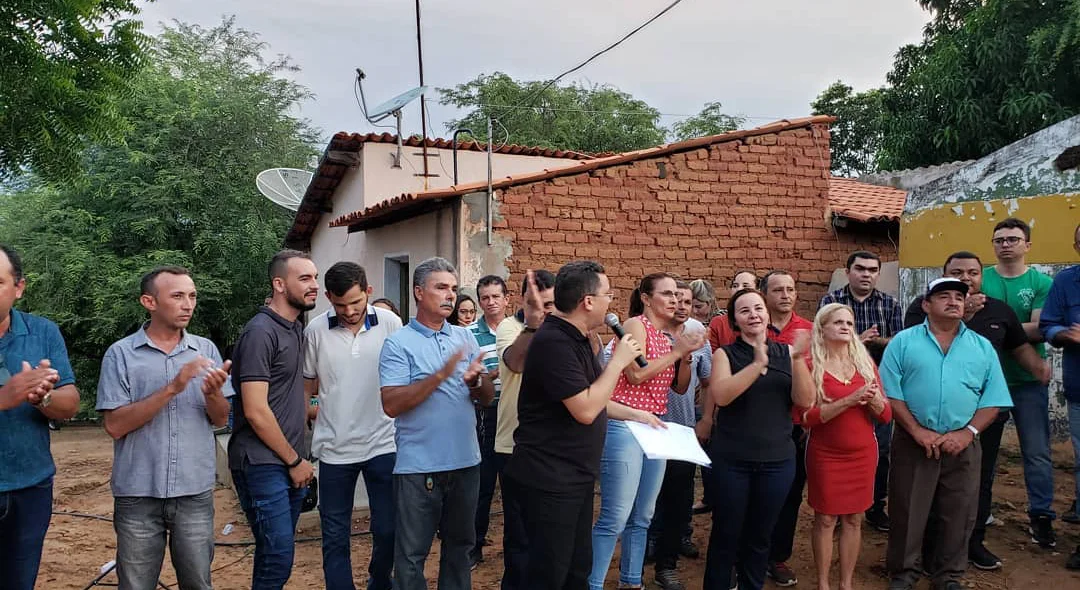 Público presente na inauguração de um poste em Santana do Piauí