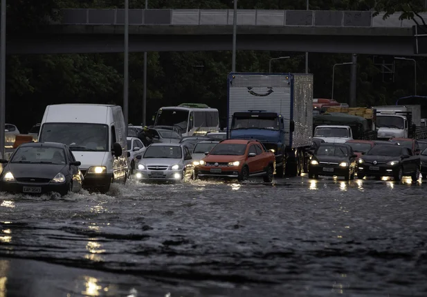São Paulo amanheceu com ruas alagadas 