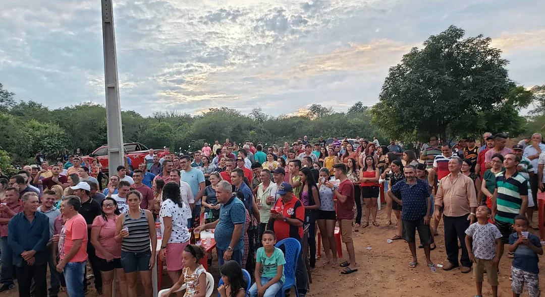 Solenidade de inauguração de um poste em Santana do Piauí