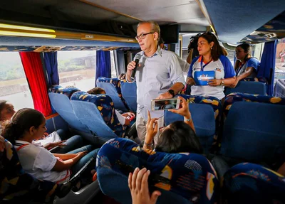 Firmino discursando dentro do ônibus