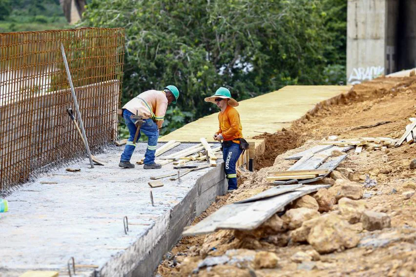 Funcionários trabalhando na obra