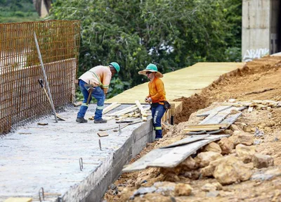 Funcionários trabalhando na obra