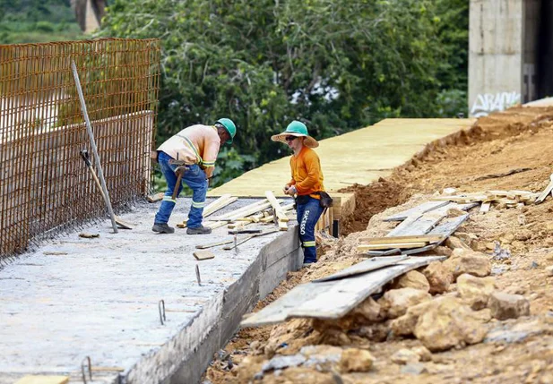 Funcionários trabalhando na obra