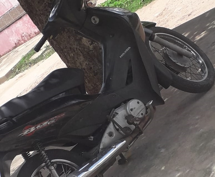 Motocicleta apreendida com o suspeito