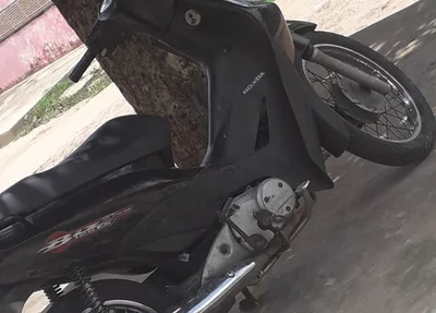 Motocicleta apreendida com o suspeito