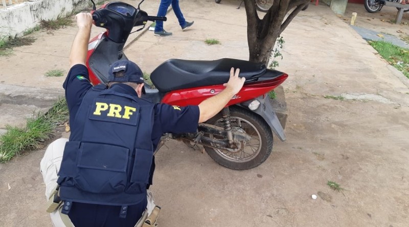 PRF prende mulher de 25 anos e apreende motocicleta