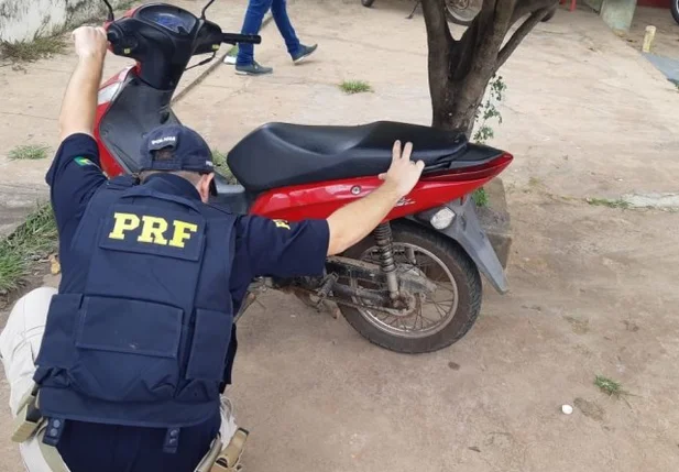 PRF prende mulher de 25 anos e apreende motocicleta