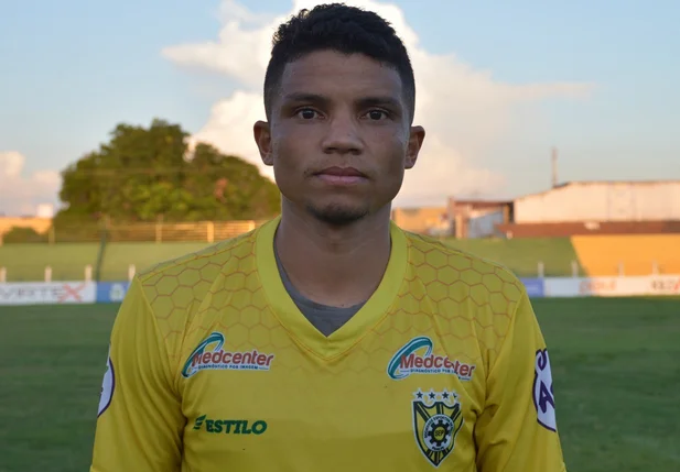 Volante Adriano reforça elenco do Picos