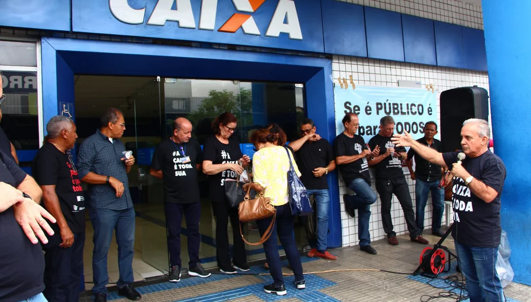 Bancários protestam na Caixa Econômica Federal