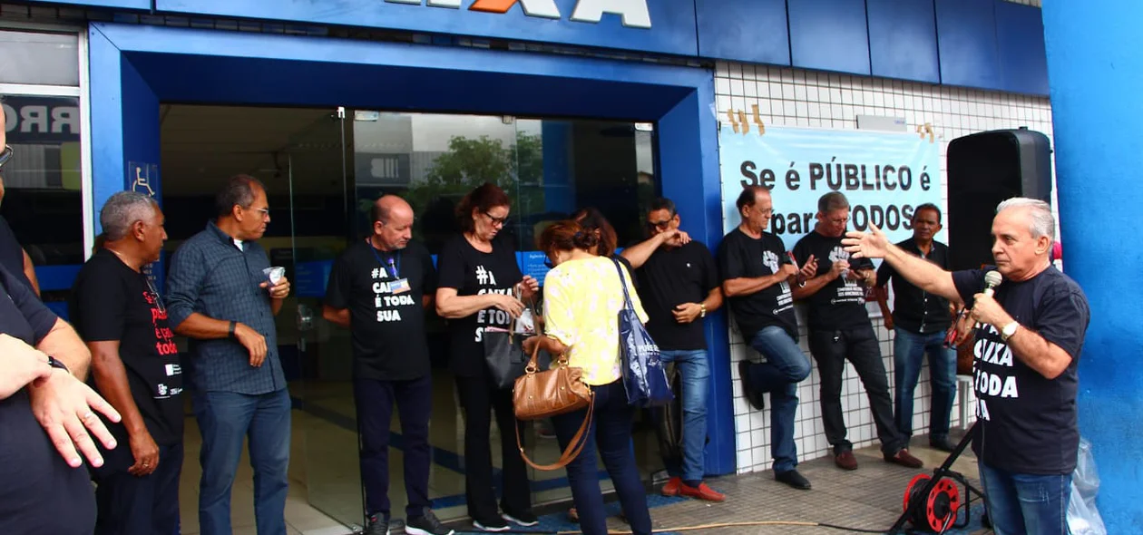 Bancários protestam na Caixa Econômica Federal