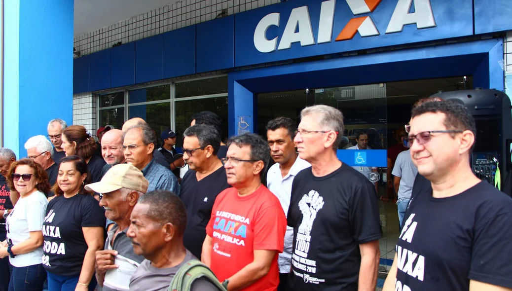 Bancários realizam ato na frente da Caixa Econômica Federal